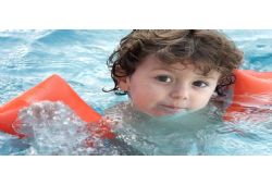  quel ge votre enfant peut-il apprendre  nager ?